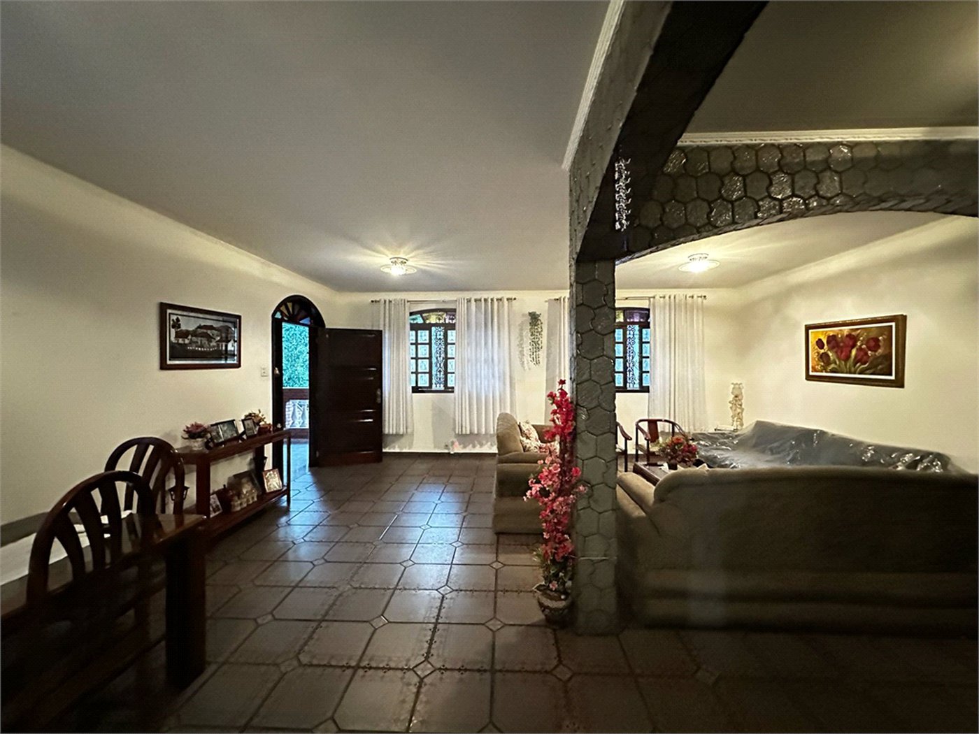 Sobrado à venda com 4 quartos, sendo 2 suítes, em Vila Júlia, Poá, SP