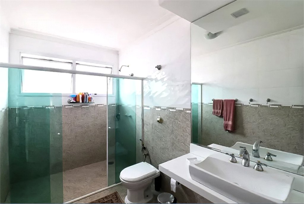 Sobrado à venda ou para alugar com 5 quartos, sendo 4 suítes, em Alto de Pinheiros, São Paulo, SP