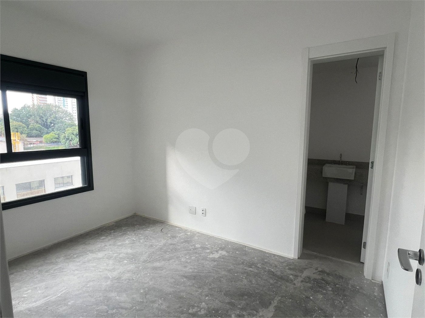 Charme, conforto e vista livre na Vila Clementino – 98 m² com pé-direito duplo!