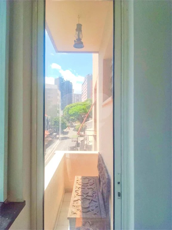 Apartamento na Consolação com 2 quartos, varanda, sem vaga.