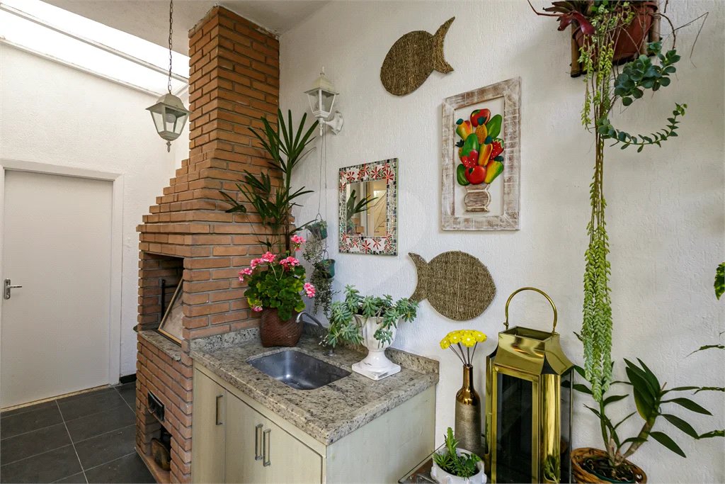 Casa à venda ou para alugar com 5 quartos, sendo 3 suítes, no condomínio Villa Florida, São Paulo - SP