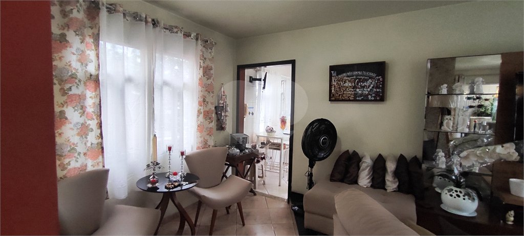 Casa à venda com 5 quartos, sendo 3 suítes, no condomínio Village Texeira Campos, Rio de Janeiro - RJ