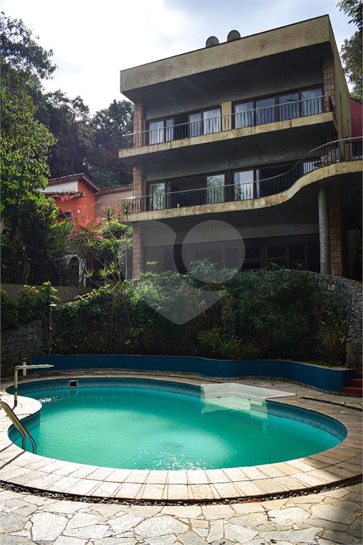 Casa à venda com 4 quartos, sendo 2 suítes, no condomínio Champs Elysees Village, Mairiporã - SP