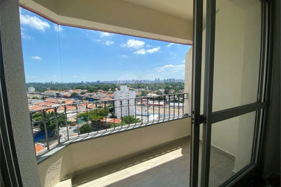 Apartamento possui 70 metros,1 vaga de garagem coberta.