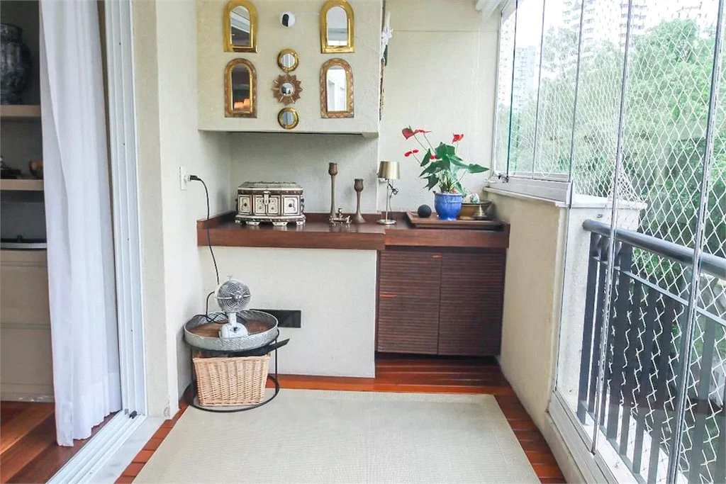 Apartamento à venda com 3 suítes em Real Parque, São Paulo, SP
