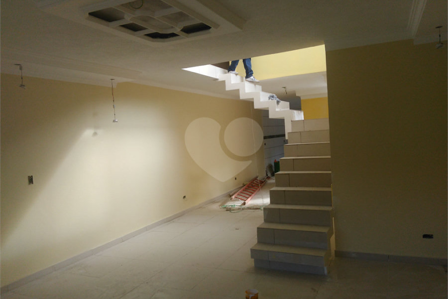 Casa à venda com 3 quartos, sendo 1 suíte,  no condomínio Nair Ramos Shuring, São Paulo - SP