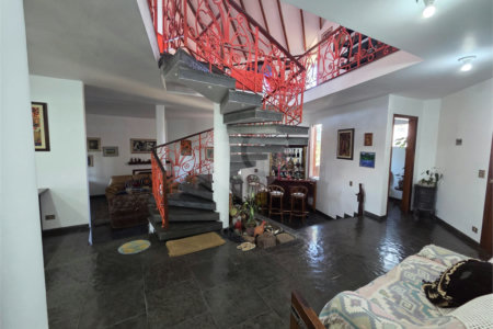Casa à venda com 4 quartos, sendo 2 suítes, em Cidade São Francisco, São Paulo, SP