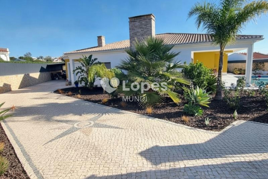 Casa com 3 quartos à venda em Mexilhoeira Grande, Portimão, Portugal – Piscina