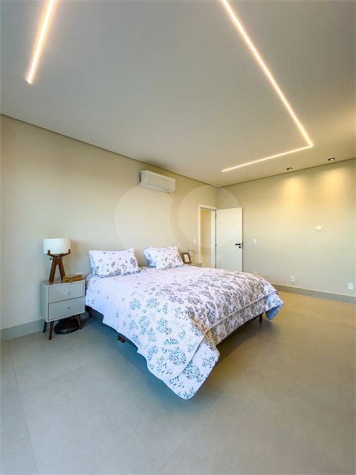 Indaiatuba - Quintas da Terracota - 1252 m² de terreno - casa térrea com 514 m² de área construída -3 vagas de garagem cobertas e 3 descobertas Lavabo - Sala de estar e jantar amplas e integradas - Escritório privativo - Cozinha toda equipada com geladeira, forno, micro-ondas, lava-louças,