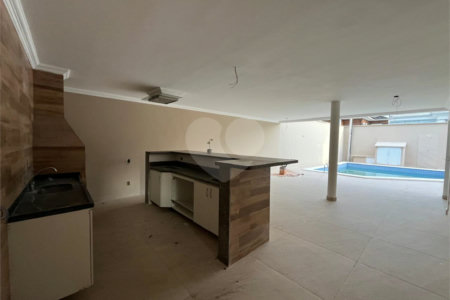 Casa à venda com 4 quartos, sendo 2 suítes, no condomínio Pedra Mar, Rio de Janeiro - RJ