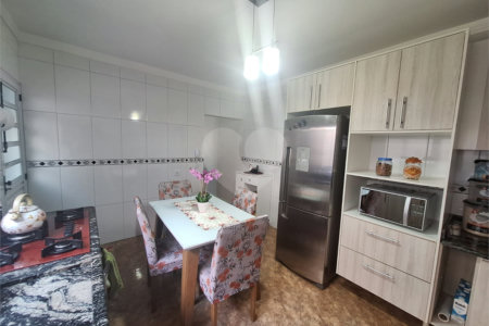Sobrado à venda com 4 quartos, sendo 1 suíte,  em Vila São Geraldo, São Paulo, SP