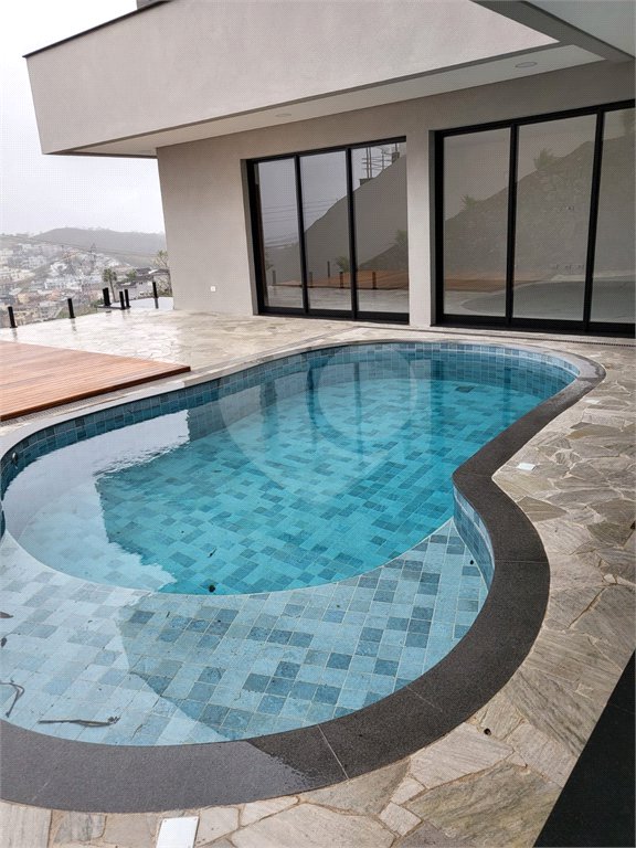Casa à venda com 3 suítes no condomínio Hills, Arujá - SP