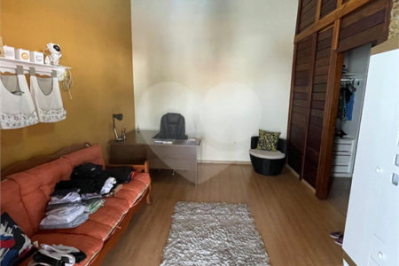 Sobrado à venda com 3 quartos, sendo 1 suíte, em Loteamento Acrísio de Oliveira Silva, Mogi das Cruzes, SP