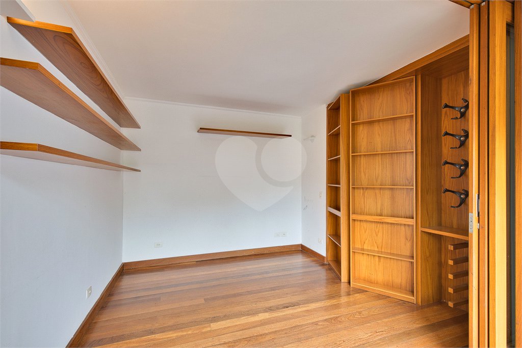 Casa Térrea à venda com 5 quartos, sendo 3 suítes, em Alto da Boa Vista, São Paulo, SP