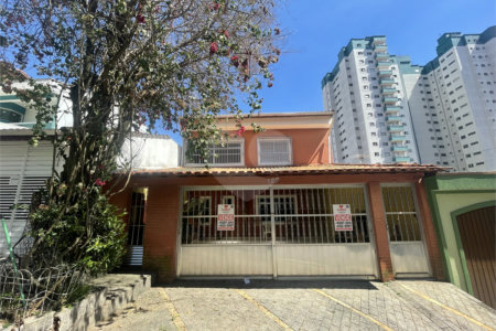 Sobrado à venda com 4 quartos, sendo 1 suíte, em Vila Gilda, Santo André, SP