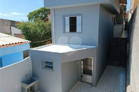 4 casas independentes em terreno de 245m² , à venda no Jardim Soares em Guainazes.