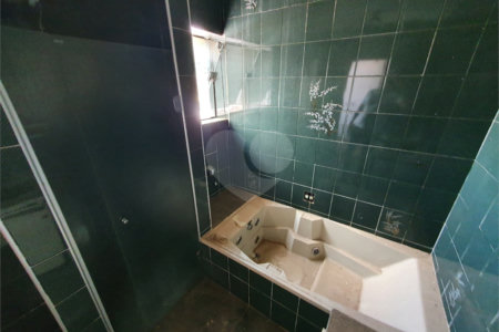 Casa térrea com 5 dormitórios, sendo 2 suítes.