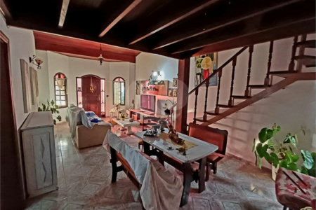 Casa à venda em Atibaia com 5 dormitórios (1 suíte), piscina e área gourmet, 2 vagas garagem, avalia permuta e financiamento