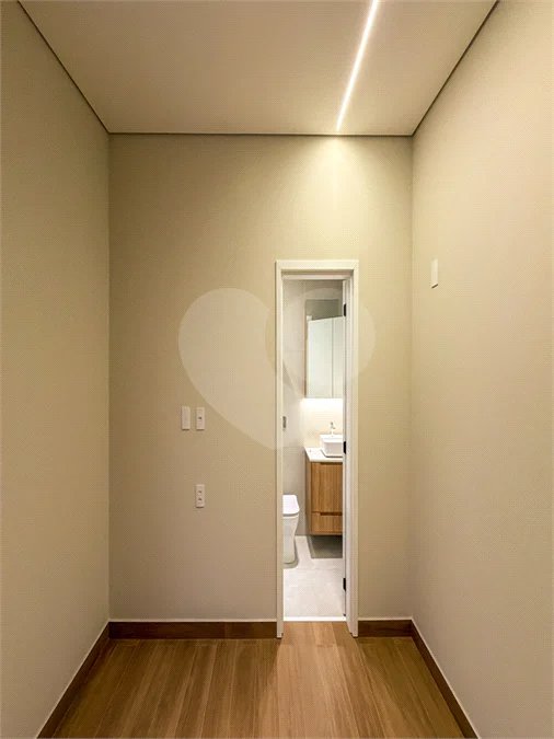 Indaiatuba - Condominio Sapezal - R$ 2.400.000,00 - Área Total 360,00 m² - Área Construída 213,32 m² - TÉRREA - 03 suítes sendo a master com closet; - Escritório; Lavabo; Cozinha com cooktop e planejados; Gourmet com churrasqueira; Ambientes preparados para ar condicionado; Piscina com cascata,