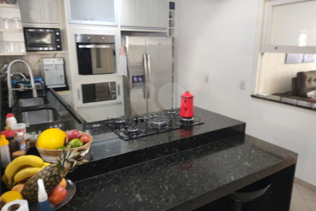Casa à venda com 4 quartos, sendo 2 suítes, no condomínio Residencial Jardim das Palmeiras, Vinhedo - SP