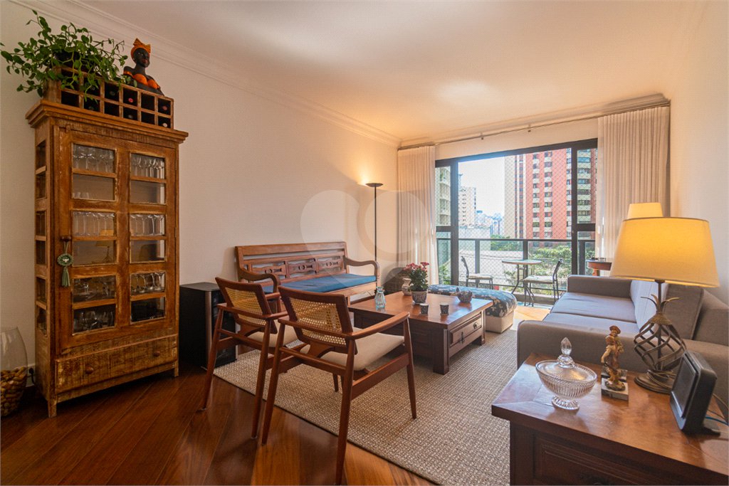 Apartamento à venda com 3 quartos, sendo 1 suíte, em Moema, São Paulo, SP