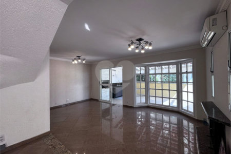 Sobrado à venda com 3 quartos, sendo 1 suíte, no condomínio Villagio da Granja, Cotia - SP