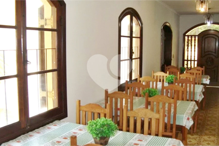 Sobrado à venda com 6 quartos, sendo 3 suítes, em Horto, São Paulo, SP