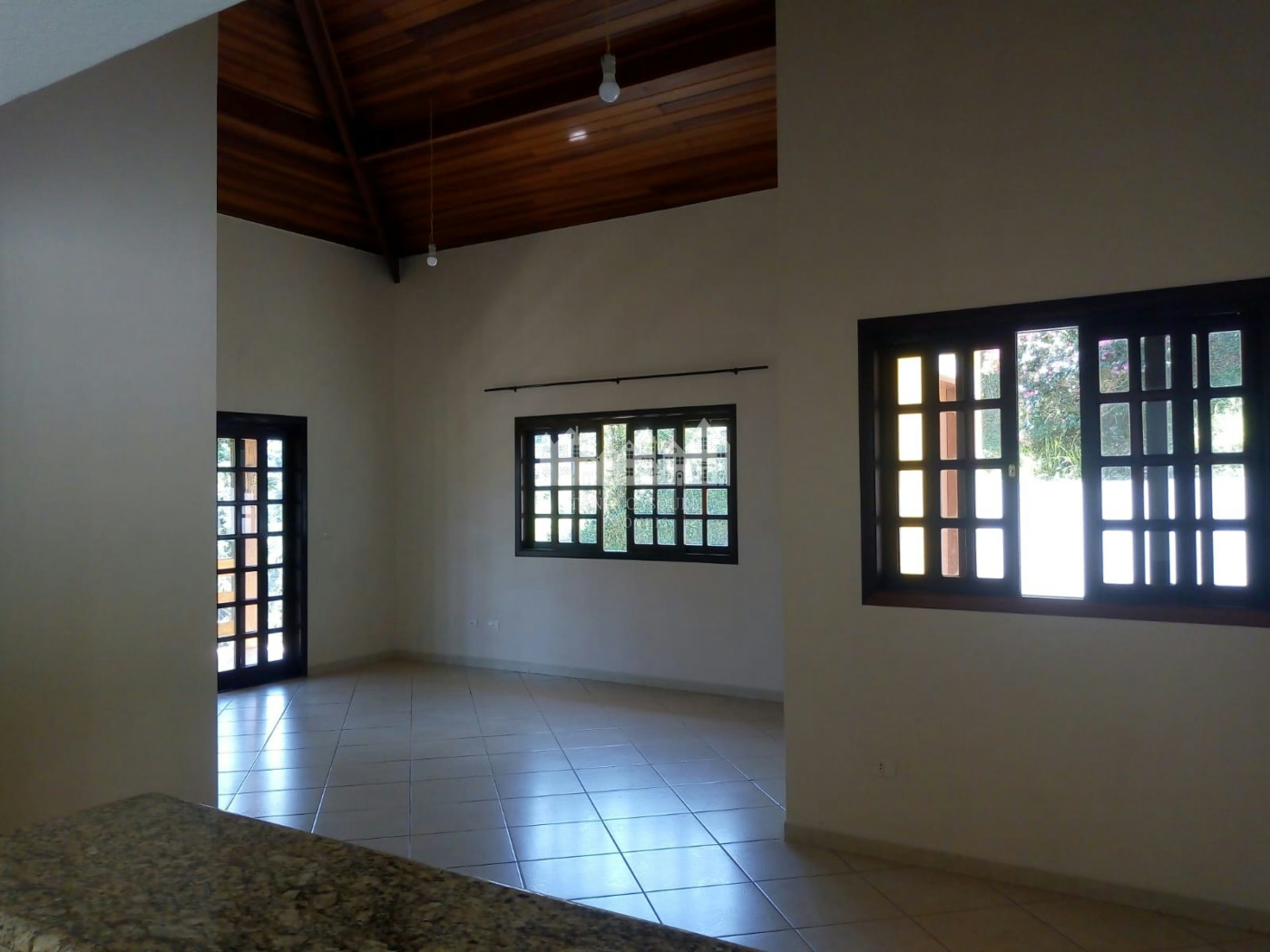 Casa para alugar com 3 quartos, sendo 1 suíte, em Vila Petrópolis, Atibaia, SP