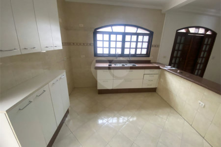 Sobrado à venda com 4 quartos, sendo 2 suítes,  em Vila Gustavo, São Paulo, SP