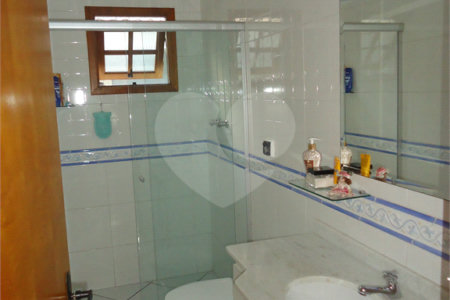 Sobrado com 4 quartos sendo 2 suítes.