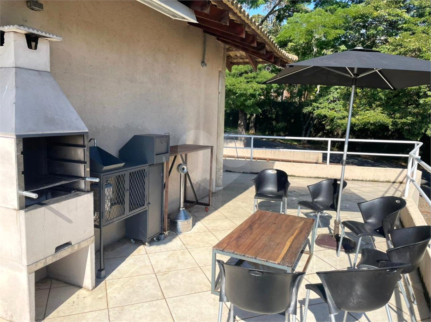 Casa à venda com 5 quartos, sendo 3 suítes,  no condomínio Flamboyant, Atibaia - SP