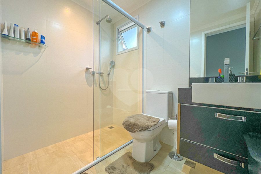 Casa à venda com 4 quartos, sendo 2 suítes,  no condomínio Floradas da Serra, São Paulo - SP