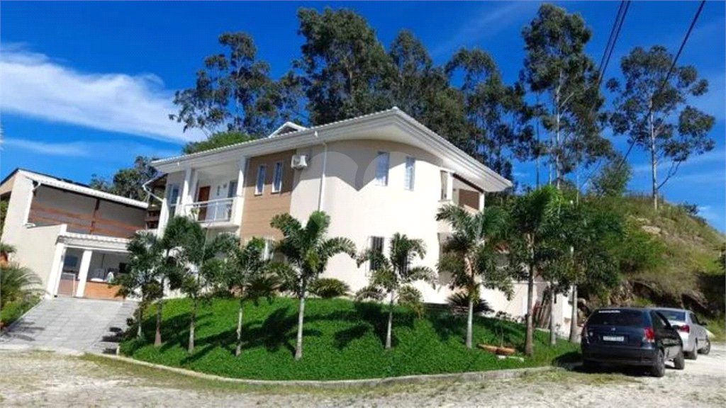Casa à venda com 4 quartos, sendo 1 suíte, no condomínio River Plate, Rio de Janeiro - RJ