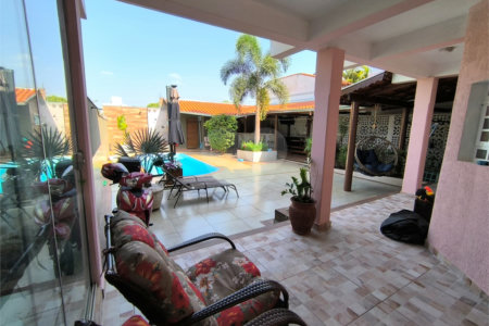 Casa à Venda no Santa Marta com 3 Suítes e Piscina