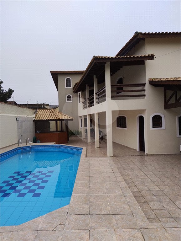 Sobrado à venda com 6 quartos, sendo 2 suítes, em Balneário Stella Maris, Peruíbe, SP