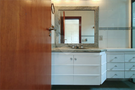Casa à venda com 4 quartos, sendo 3 suítes,  no condomínio Vila das Flores, São Paulo - SP