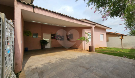 Casa à venda com 4 quartos, sendo 1 suíte,  no condomínio Jardim Shangri-lá, Atibaia - SP