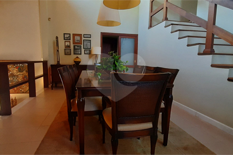 Casa à venda com 4 quartos, sendo 3 suítes, no condomínio Sausalito, Mairiporã - SP