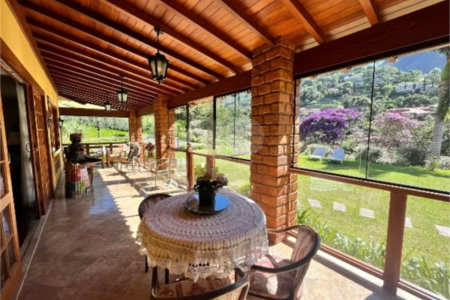 Casa à venda com 4 suítes no condomínio Quinta do Lago, Petrópolis - RJ