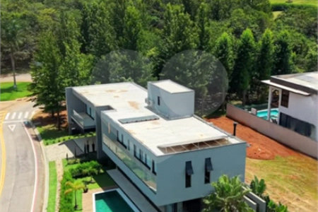 Casa à venda com 4 suítes no condomínio Figueira Garden, Atibaia - SP