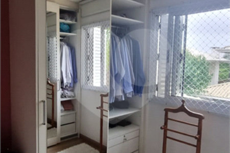 Casa à venda com 4 quartos, sendo 2 suítes, no condomínio Casas de Windsor, São Paulo - SP
