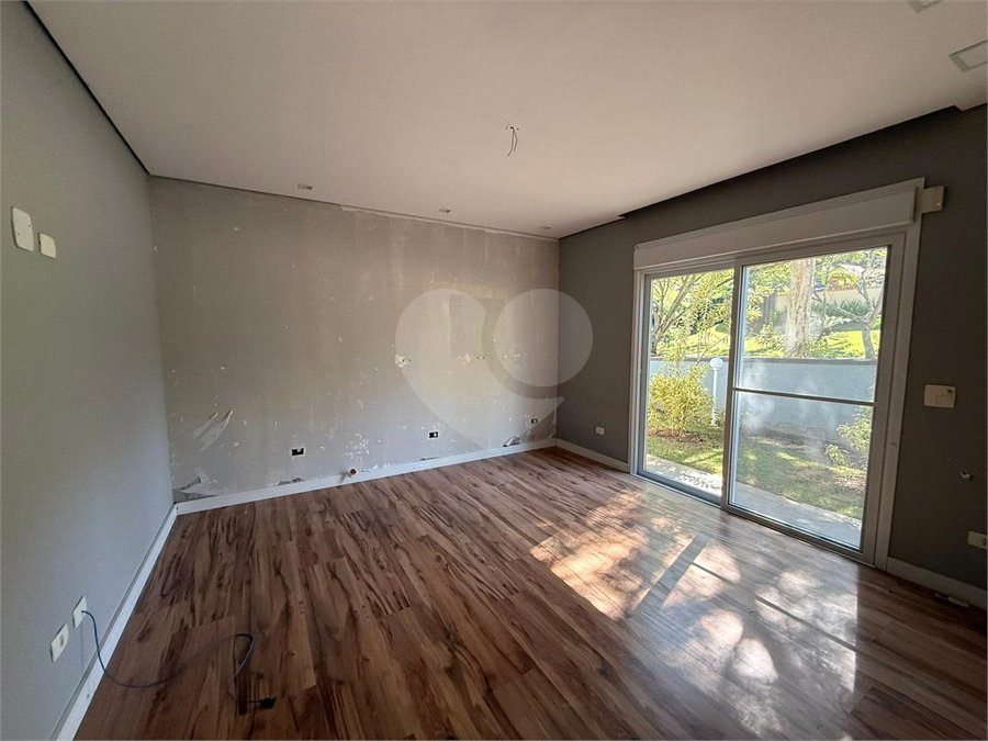 Casa alto padrão condomínio fechado em Atibaia com 4 suítes e ampla área de lazer, espaço gourmet, piscina, 6 vagas garagem