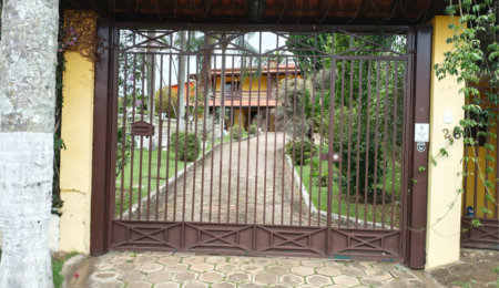Casa à venda com 4 quartos, sendo 2 suítes,  em Country Residencial Felix, Bom Jesus dos Perdões, SP