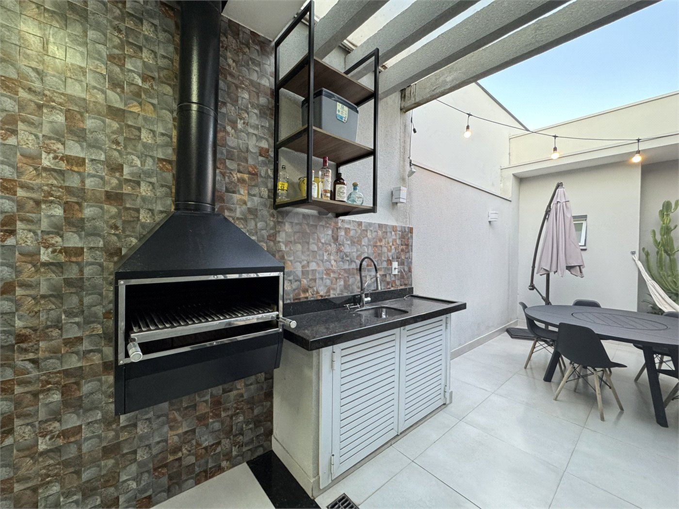 Casa à venda com 3 quartos, sendo 1 suíte, no condomínio Jardim Guarujá, Salto - SP
