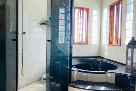 Sobrado à venda com 4 quartos, sendo 3 suítes, em Interlagos, São Paulo, SP