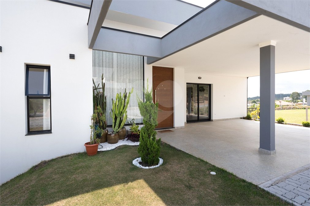 Casa à venda com 4 quartos, sendo 1 suíte, no condomínio Residencial Pinheiros do Lago, Alambari - SP