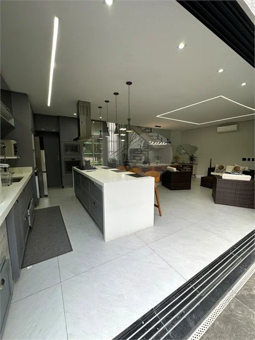 Condomínio London Park – Indaiatuba/SP - Uma casa simplesmente encantadora, em uma das posições mais desejadas do Condomínio London Park, com fundo para a mata, proporcionando privacidade, tranquilidade e uma conexão incrível com a natureza. Terreno: 318,12 m² - Área construída: 265,09 m²