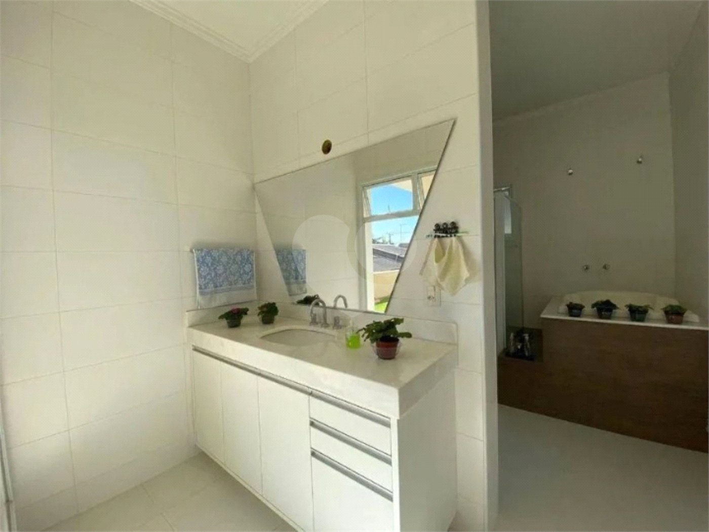 Casa à venda com 4 suítes no condomínio Ipê Velho, Vinhedo - SP