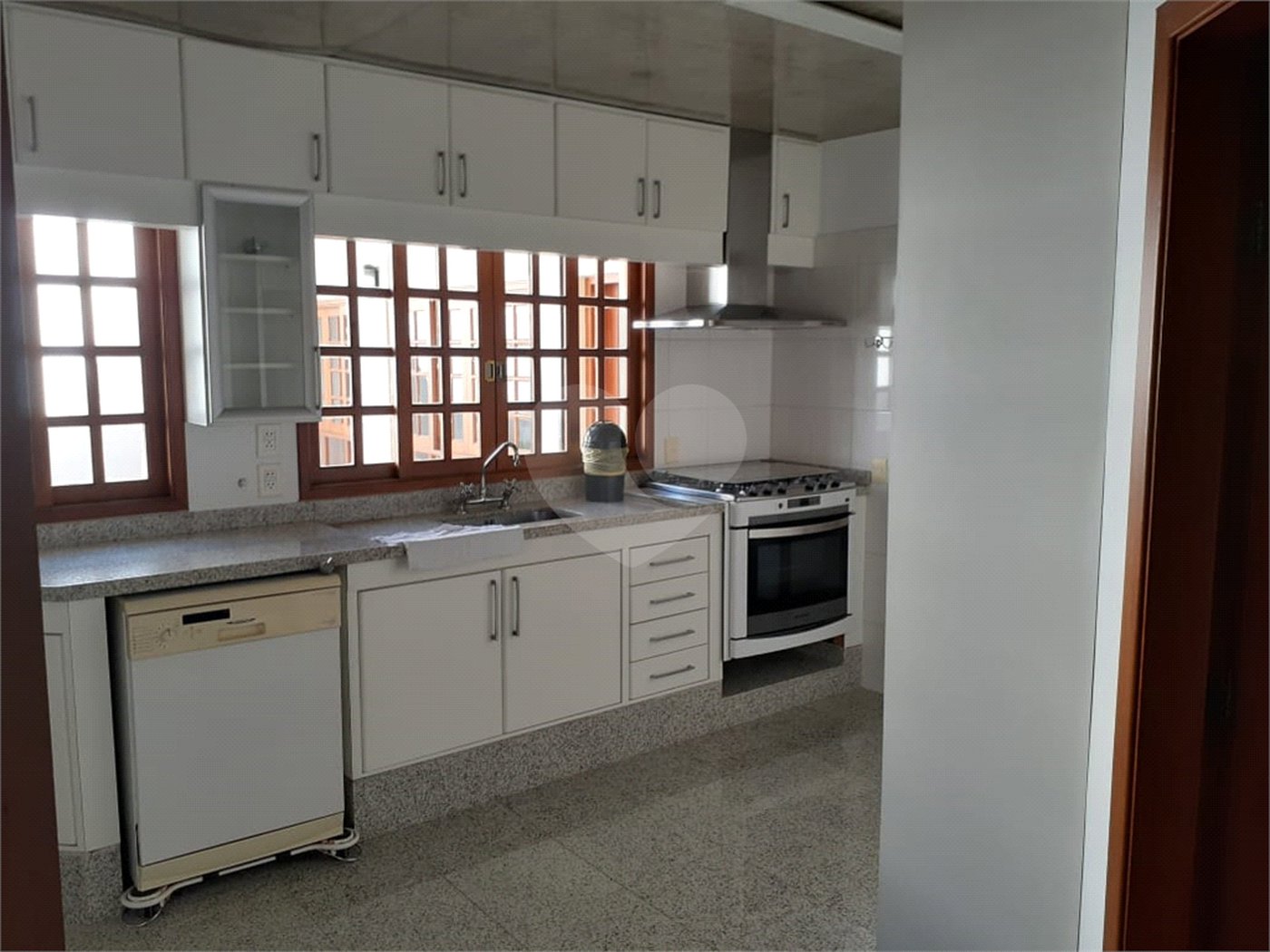Sobrado à venda com 4 quartos, sendo 2 suítes,  em Tremembé, São Paulo, SP