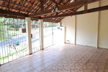 Casa ampla em bairro tranquilo – excelente oportunidade para morar ou investir!